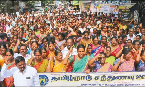 காலை சிற்றுண்டி திட்டத்தை பள்ளி சத்துணவு திட்டத்தில் சேர்க்க கோரி ஊழியர்கள் ஆர்ப்பாட்டம்