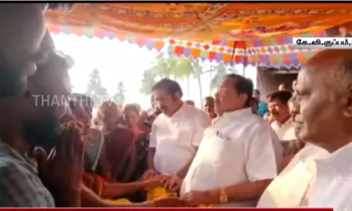 பேனர் கட்டும்போது மின்சாரம் தாக்கி உயிரிழந்த திமுக பிரமுகர் - அமைச்சர் துரைமுருகன் நேரில் அஞ்சலி பேனர் கட்டும்போது மின்சாரம் தாக்கி உயிரிழந்த திமுக பிரமுகர் - அமைச்சர் துரைமுருகன் நேரில் அஞ்சலி