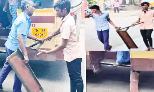 அரசு டவுன் பஸ் படிக்கட்டு திடீரென உடைந்து விழுந்ததால் பரபரப்பு அரசு டவுன் பஸ் படிக்கட்டு திடீரென உடைந்து விழுந்ததால் பரபரப்பு