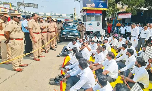 தாம்பரம் கோர்ட்டு அருகே போலீசாரை கண்டித்து வக்கீல்கள் தர்ணா