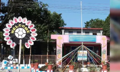 5 மாத கர்ப்பிணி ஆசிரியை மாணவர்களால் கொடூரமாக தாக்கப்பட்டார்...! 5 மாத கர்ப்பிணி ஆசிரியை மாணவர்களால் கொடூரமாக தாக்கப்பட்டார்...!