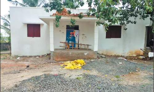 மந்த கதியில் நடந்து வரும் வல்லக்கோட்டை ஊராட்சி மன்ற அலுவலக கட்டுமான பணி - விரைந்து முடிக்க பொதுமக்கள் கோரிக்கை