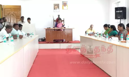 பன்றிகளை சாலையில் திரியவிடுபவர்கள் மீது போலீசில் புகார் அளிக்க வேண்டும்  நகரசபை கூட்டத்தில் வலியுறுத்தல்