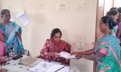 சப்-கலெக்டரிடம் கோரிக்கை மனு வழங்கிய பொதுமக்கள் சப்-கலெக்டரிடம் கோரிக்கை மனு வழங்கிய பொதுமக்கள்