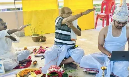 திருமணத்தில் மணமேடையிலும் கடமை உணர்வு?  லேப்டாப் பில் வேலையில் மூழ்கிய மாப்பிள்ளை...!