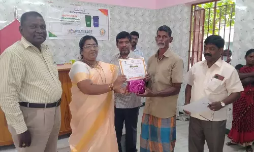 பெரியகுளம் நகராட்சியில் சிறப்பாக பணியாற்றிய தூய்மை பணியாளர்களுக்கு பாராட்டு சான்றிதழ்