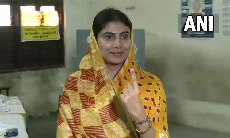 குஜராத் சட்டமன்ற முதல் கட்ட தேர்தல் நடைபெற்று... ... குஜராத் முதற் கட்ட தேர்தல்: வாக்குப்பதிவு நிறைவு - 56.88% வாக்குப்பதிவு குஜராத் சட்டமன்ற முதல் கட்ட தேர்தல் நடைபெற்று... ... குஜராத் முதற் கட்ட தேர்தல்: வாக்குப்பதிவு நிறைவு - 56.88% வாக்குப்பதிவு