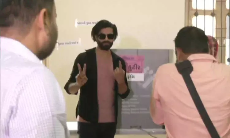 கிரிக்கெட் வீரர் ரவீந்திர ஜடேஜா ஜாம்நகரில் வாக்களித்தார். கிரிக்கெட் வீரர் ரவீந்திர ஜடேஜா ஜாம்நகரில் வாக்களித்தார்.