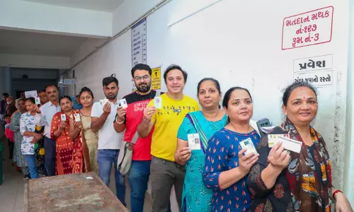 குஜராத் முதற் கட்ட தேர்தல்: வாக்குப்பதிவு நிறைவு - 56.88% வாக்குப்பதிவு குஜராத் முதற் கட்ட தேர்தல்: வாக்குப்பதிவு நிறைவு - 56.88% வாக்குப்பதிவு