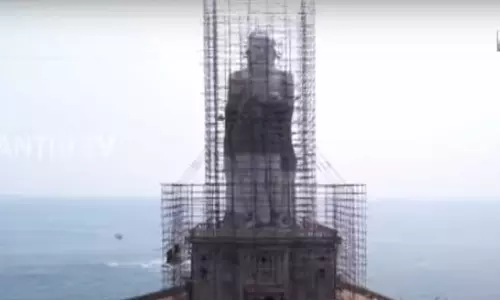 கன்னியாகுமரி: காகித கூழ் ஒட்டும் பணியால் வெள்ளையாக மாறிய வள்ளுவர் சிலை