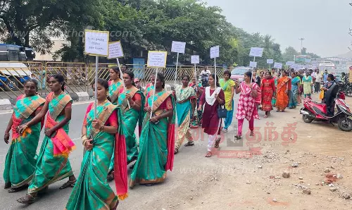 பொன்விழாவையொட்டி அஞ்சலக ஊழியர்கள் விழிப்புணர்வு ஊர்வலம் பொன்விழாவையொட்டி அஞ்சலக ஊழியர்கள் விழிப்புணர்வு ஊர்வலம்