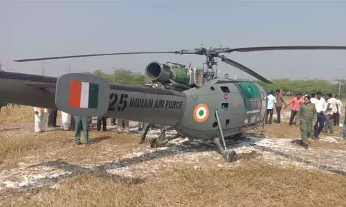 புனேயில் வயலில் தரையிறங்கிய விமானப்படை ஹெலிகாப்டர் புனேயில் வயலில் தரையிறங்கிய விமானப்படை ஹெலிகாப்டர்