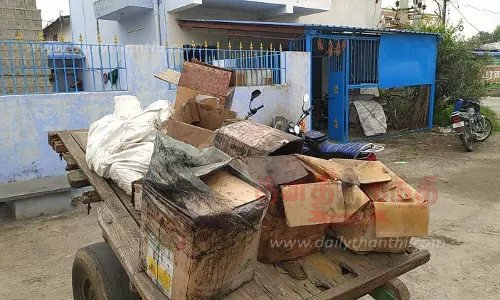 பள்ளிபாளையம் காவிரி ஆற்றில் கொட்டுவதற்காக  காலாவதியான சாய பவுடர் ஏற்றி வந்த வண்டி சிறைபிடிப்பு