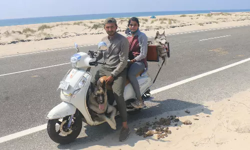 கர்நாடக மாநில இளைஞர் வளர்ப்பு நாய்களுடன் பயணம்