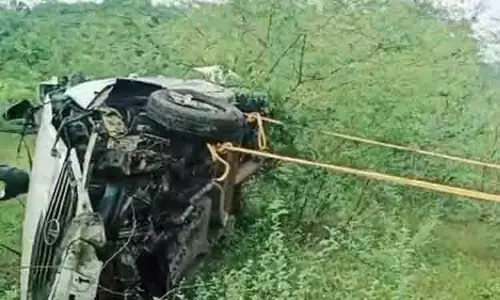 மோட்டார் சைக்கிள்கள் மீது கார் மோதல்; தம்பதிகள் உள்பட 5 பேர் படுகாயம் மோட்டார் சைக்கிள்கள் மீது கார் மோதல்; தம்பதிகள் உள்பட 5 பேர் படுகாயம்