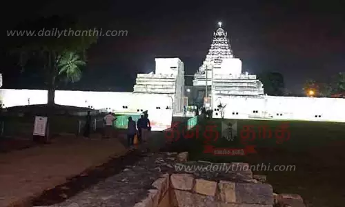 மின் விளக்கு அலங்காரத்தில் ஜொலித்த பிரகதீஸ்வரர் கோவில்