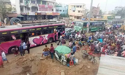 ஈரோடு வீரப்பன்சத்திரத்தில் சாலை விரிவுபடுத்தும் பணியால் கடும் போக்குவரத்து நெரிசல்