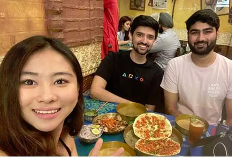 2 இளைஞர்கள் காப்பாற்றியதாக  வெளிநாட்டு பெண் யூ-டியூபர் மகிழ்ச்சி