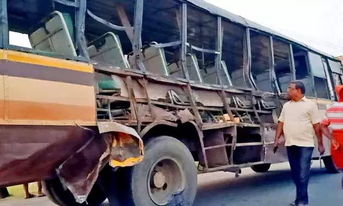 உத்திரமேரூர் அருகே பஸ்-லாரி மோதல்; 2 பெண்கள் சாவு - 9 பேர் படுகாயம் உத்திரமேரூர் அருகே பஸ்-லாரி மோதல்; 2 பெண்கள் சாவு - 9 பேர் படுகாயம்
