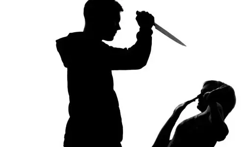 என்ஜினீயர்களை அரிவாளால் வெட்டி பணம், செல்போன்கள் பறிப்பு