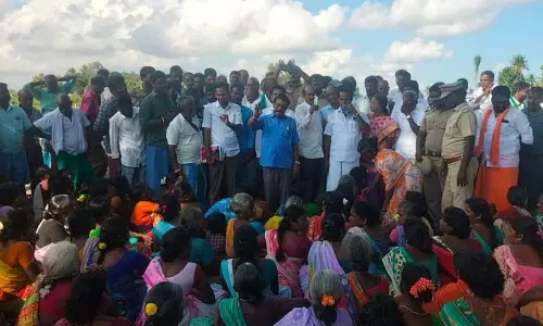 அதிகாரிகளை கிராமத்துக்குள் விடாமல் தடுத்து நிறுத்திய கிராம மக்கள்