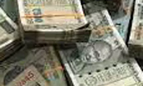 ஸ்கூட்டரில் வைத்திருந்த ரூ.1½ லட்சம் திருட்டு