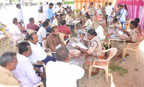 பொதுமக்களிடம் மனுக்கள் பெறும் சிறப்பு முகாம்