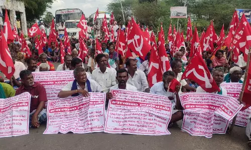 விவசாயிகள் சாலை மறியல்