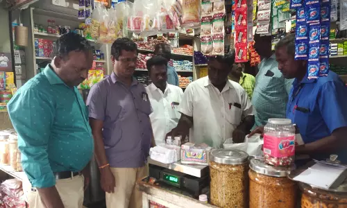 குமாரபாளையத்தில்  10 கிலோ புகையிலை பொருட்கள் பறிமுதல்