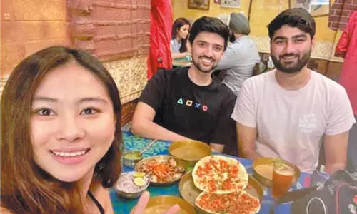 பாலியல் தொல்லை கொடுத்தவர்களிடம் இருந்து தன்னை 2 இளைஞர்கள் காப்பாற்றியதாக வெளிநாட்டு பெண் யூ-டியூபர் மகிழ்ச்சி