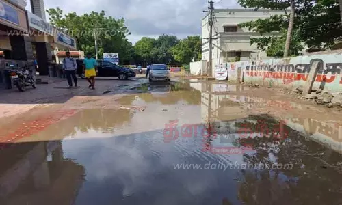 திருச்செந்தூர் ரெயில் நிலையத்திற்கு செல்லும் சாலையில்  குளம்போல் தேங்கி கிடக்கும் மழைநீர்