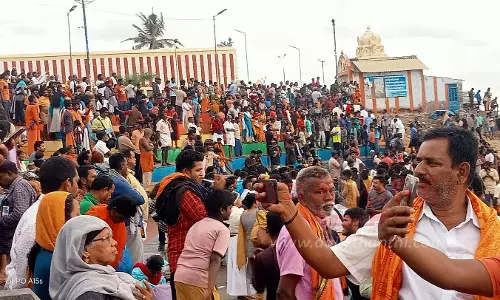 சுற்றுலா பயணிகள் கூட்டம் அலைமோதியது