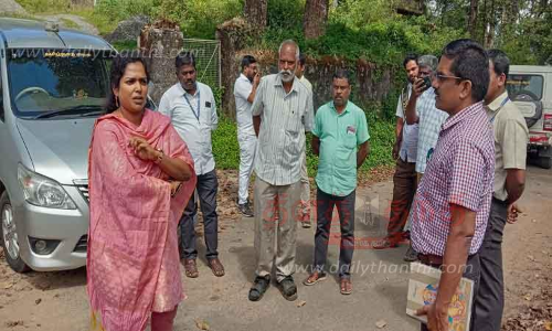 வால்பாறையில்  வளர்ச்சி பணிகளை மாவட்ட வருவாய் அதிகாரி ஆய்வு-விரைவில் முடிக்க அறிவுரை