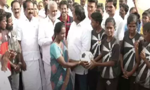 பிரியா நினைவு மகளிர் கால்பந்து போட்டி - கால்பந்தை வீராங்கனைகளிடம் கொடுத்து போட்டியைத் துவக்கி வைத்த பிரியாவின் தாயார் பிரியா நினைவு மகளிர் கால்பந்து போட்டி - கால்பந்தை வீராங்கனைகளிடம் கொடுத்து போட்டியைத் துவக்கி வைத்த பிரியாவின் தாயார்