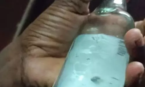 மதுபாட்டிலுக்குள் மிதந்த ஈ; குடிமகன்கள் அதிர்ச்சி மதுபாட்டிலுக்குள் மிதந்த ஈ; குடிமகன்கள் அதிர்ச்சி