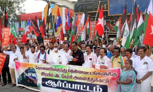 ரெயில் நிலையத்தை முற்றுகையிட்டு அரசியல் கட்சியினர் ஆர்ப்பாட்டம்