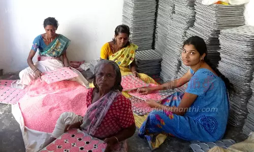 நாமகிரிப்பேட்டை பகுதியில்  நலிவடைந்து வரும் அப்பளம் தொழில்  இலவச மின்சாரம் வழங்கப்படுமா? தொழிலாளர்கள் எதிர்பார்ப்பு