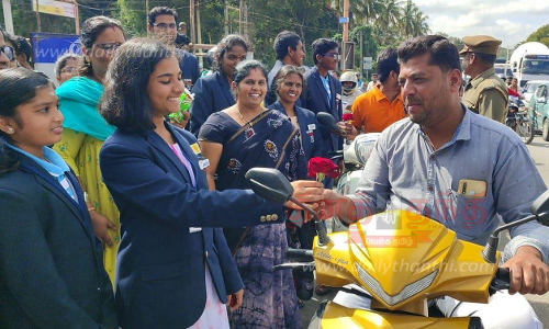 வாகன ஓட்டிகளுக்கு ரோஜா மலர்கள் வழங்கி மாணவ-மாணவிகள் விழிப்புணர்வு