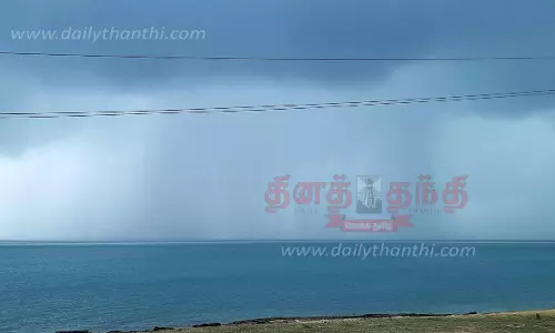 தீவு பகுதியில் கடல் நீரை மேகம் உறிஞ்சும் அதிசய காட்சி தீவு பகுதியில் கடல் நீரை மேகம் உறிஞ்சும் அதிசய காட்சி