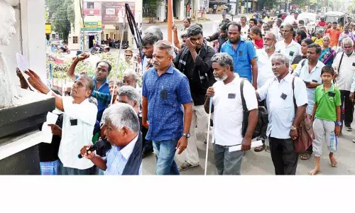 காந்தி சிலையிடம் மனு அளித்து மாற்றுத்திறனாளிகள் போராட்டம்