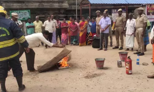 நீலிவனநாதர் கோவிலில் தீ தடுப்பு ஒத்திகை நீலிவனநாதர் கோவிலில் தீ தடுப்பு ஒத்திகை