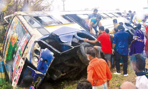 பாம்பன் பாலத்தில் அரசு பஸ் கவிழ்ந்தது - 30 பயணிகள் அதிர்ஷ்டவசமாக உயிர் தப்பினர்