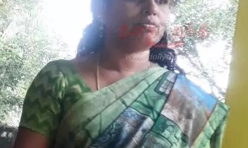 மாணவர்களை கழிப்பறையை சுத்தம் செய்ய வைத்த விவகாரம்: தலைமறைவாக இருந்த அரசு பள்ளிக்கூட தலைமை ஆசிரியை கைது- பெருந்துறையில் பரபரப்பு மாணவர்களை கழிப்பறையை சுத்தம் செய்ய வைத்த விவகாரம்: தலைமறைவாக இருந்த அரசு பள்ளிக்கூட தலைமை ஆசிரியை கைது- பெருந்துறையில் பரபரப்பு