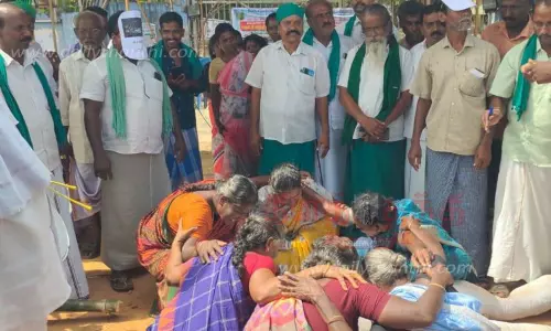 சர்க்கரை ஆலை முன்பு விவசாயிகள் காத்திருப்பு போராட்டம் சர்க்கரை ஆலை முன்பு விவசாயிகள் காத்திருப்பு போராட்டம்