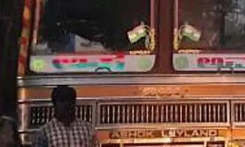ஆசனூர் அருகே தேசிய நெடுஞ்சாலையில் லாரியை நிறுத்தி யானைக்கு கரும்பு கொடுத்த டிரைவருக்கு ரூ.75 ஆயிரம் அபராதம்; வனத்துறையினர் அதிரடி ஆசனூர் அருகே தேசிய நெடுஞ்சாலையில் லாரியை நிறுத்தி யானைக்கு கரும்பு கொடுத்த டிரைவருக்கு ரூ.75 ஆயிரம் அபராதம்; வனத்துறையினர் அதிரடி