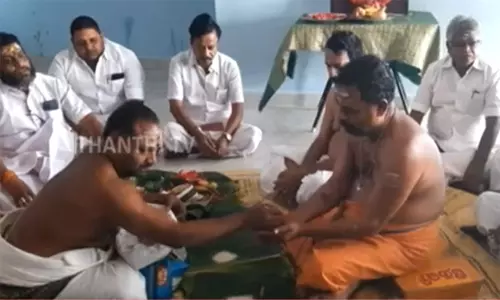 நாளை ஜெயலலிதா நினைவுதினம்: இன்று திதி கொடுத்த முன்னாள் அமைச்சர்...! நாளை ஜெயலலிதா நினைவுதினம்: இன்று திதி கொடுத்த முன்னாள் அமைச்சர்...!