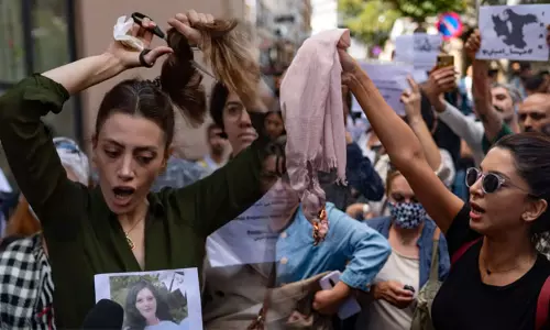 ஹிஜாப் எதிர்ப்பு போராட்டத்தின் முதல் வெற்றி: அறநெறி போலீஸ் பிரிவை கலைத்த ஈரான்