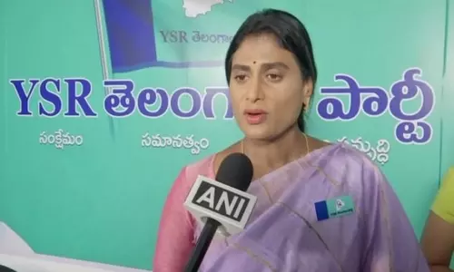 என்னை பார்த்து தெலுங்கானா முதல்-மந்திரிக்கு அச்சம்: ஜெகன் மோகன் ரெட்டியின் சகோதரி என்னை பார்த்து தெலுங்கானா முதல்-மந்திரிக்கு அச்சம்: ஜெகன் மோகன் ரெட்டியின் சகோதரி