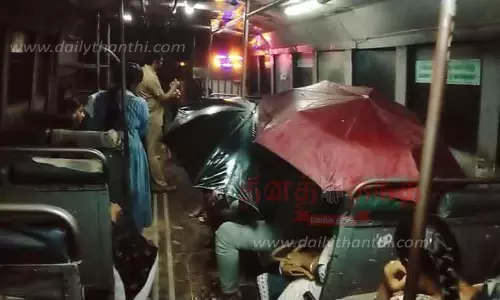 ஆழியாறில் பலத்த மழை:பஸ்சிற்குள் குடைப்பிடித்த பயணிகள்