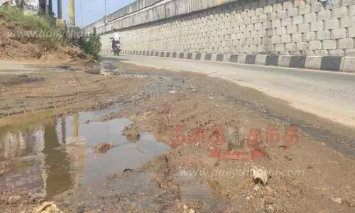 மழைநீர் வடிகால் வசதி இல்லாததால் கிணத்துக்கடவு சர்வீஸ் சாலையில் தேங்கும் கழிவுநீர்- பொதுமக்கள், வாகன ஓட்டிகள் அவதி மழைநீர் வடிகால் வசதி இல்லாததால் கிணத்துக்கடவு சர்வீஸ் சாலையில் தேங்கும் கழிவுநீர்- பொதுமக்கள், வாகன ஓட்டிகள் அவதி